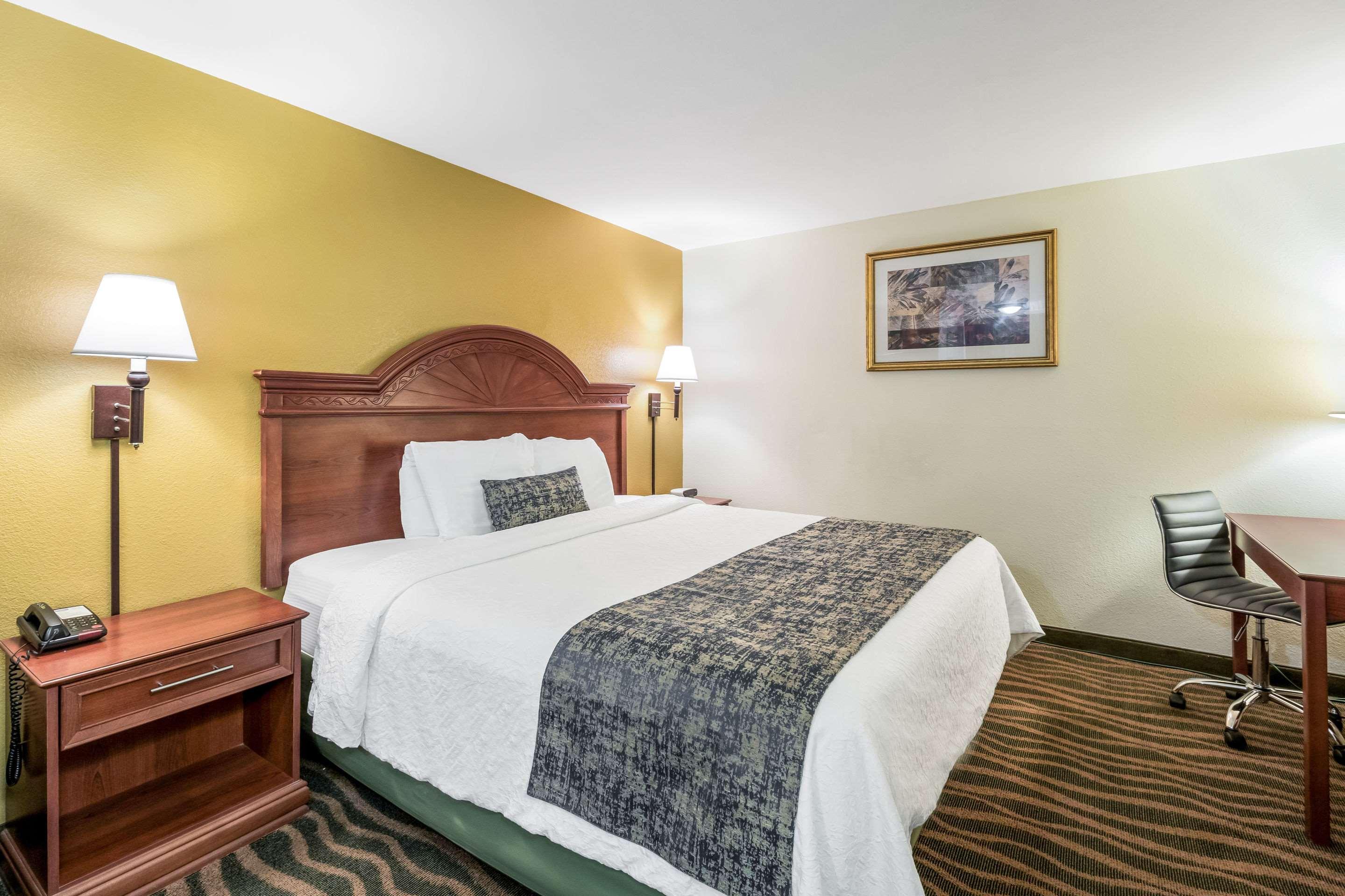 Rodeway Inn Cadiz Exterior photo